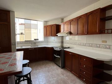 VENDO DPTO. EN SAN BORJA, amplios dormitorios, frente parque