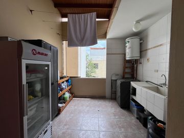 VENDO DPTO. EN SAN BORJA, amplios dormitorios, frente parque