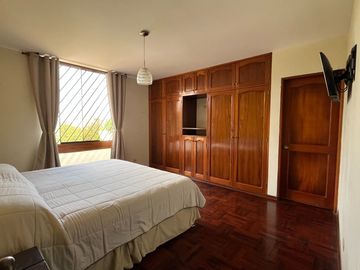 VENDO DPTO. EN SAN BORJA, amplios dormitorios, frente parque