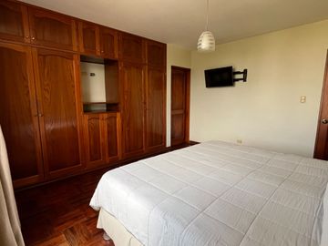 VENDO DPTO. EN SAN BORJA, amplios dormitorios, frente parque