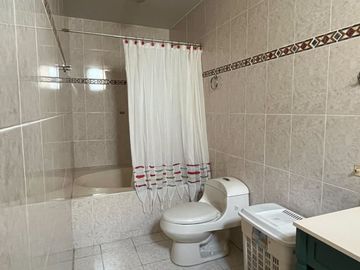 VENDO DPTO. EN SAN BORJA, amplios dormitorios, frente parque