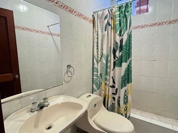 VENDO DPTO. EN SAN BORJA, amplios dormitorios, frente parque