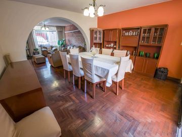 En venta linda y bien distribuida casa de 3 pisos en Monte Ebano en Surco