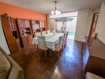 En venta linda y bien distribuida casa de 3 pisos en Monte Ebano en Surco