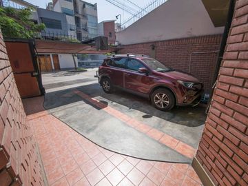 En venta linda y bien distribuida casa de 3 pisos en Monte Ebano en Surco
