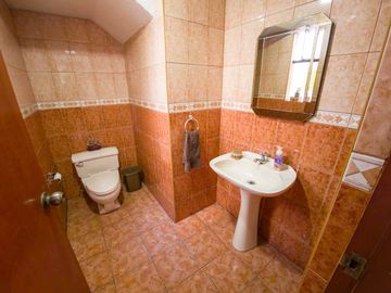 En venta linda y bien distribuida casa de 3 pisos en Monte Ebano en Surco