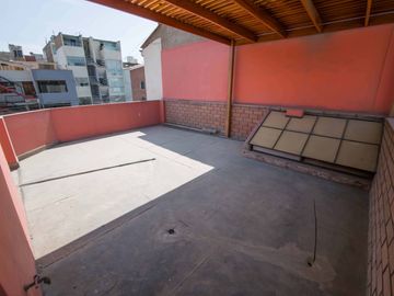 En venta linda y bien distribuida casa de 3 pisos en Monte Ebano en Surco