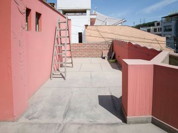 En venta linda y bien distribuida casa de 3 pisos en Monte Ebano en Surco