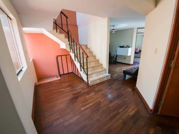 En venta linda y bien distribuida casa de 3 pisos en Monte Ebano en Surco