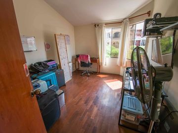 En venta linda y bien distribuida casa de 3 pisos en Monte Ebano en Surco