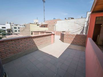 En venta linda y bien distribuida casa de 3 pisos en Monte Ebano en Surco