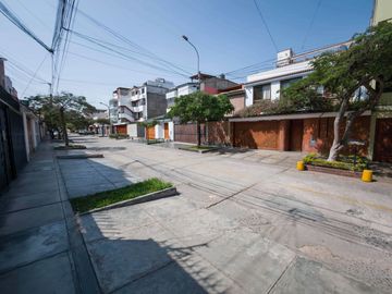 En venta linda y bien distribuida casa de 3 pisos en Monte Ebano en Surco