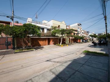 En venta linda y bien distribuida casa de 3 pisos en Monte Ebano en Surco