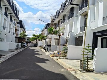 Rumah 3 Lantai Baru Di Bintaro Jakarta Selatan Fasilitas Kolam Renang Nego
