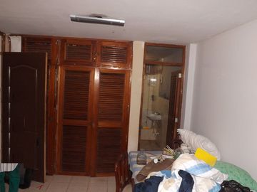 Casa venta Santiago de Surco. Frente a Parque. Amplia y segura.