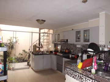Casa venta Santiago de Surco. Frente a Parque. Amplia y segura.