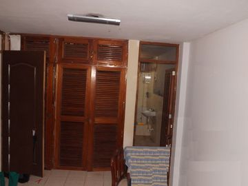 Casa venta Santiago de Surco. Frente a Parque. Amplia y segura.