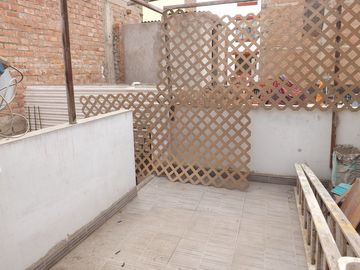 Casa venta Santiago de Surco. Frente a Parque. Amplia y segura.