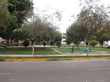 Casa venta Santiago de Surco. Frente a Parque. Amplia y segura.