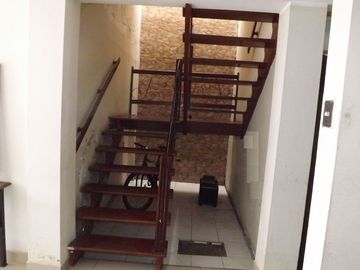 Casa venta Santiago de Surco. Frente a Parque. Amplia y segura.