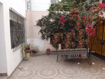 Casa venta Santiago de Surco. Frente a Parque. Amplia y segura.