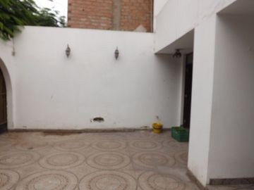 Casa venta Santiago de Surco. Frente a Parque. Amplia y segura.