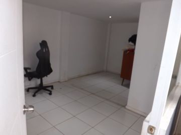 Casa venta Santiago de Surco. Frente a Parque. Amplia y segura.