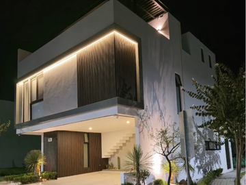 ¡Estrena tu nuevo hogar en Lomas de Angelópolis! Vive con estilo, seguridad y tranquilidad.