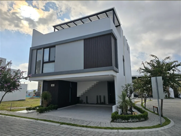 ¡Estrena tu nuevo hogar en Lomas de Angelópolis! Vive con estilo, seguridad y tranquilidad.