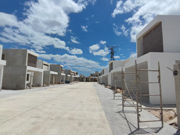 Venta Residencia 🏠 de 4 Recámaras en el Fraccionamiento ADARA, Privada Residencial en Temozón