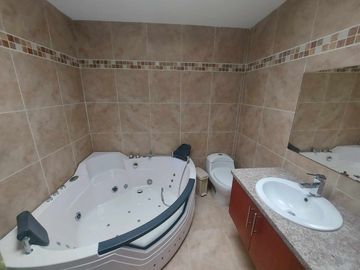 Departamento duplex de venta Av. 1ro de mayo. 2 balcones. Edif. Frente al rio 3 puentes OPORTUNIDAD