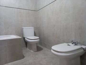 SE VENDE DPTO 1ER PISO + COCHERA - 3 DORM - URB VILLASOL