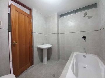 SE VENDE DPTO 1ER PISO + COCHERA - 3 DORM - URB VILLASOL