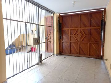 SE VENDE DPTO 1ER PISO + COCHERA - 3 DORM - URB VILLASOL