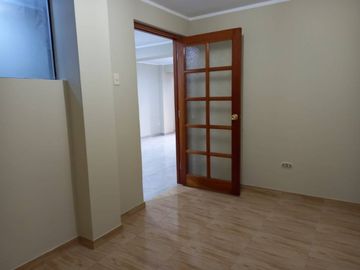 SE VENDE DPTO 1ER PISO + COCHERA - 3 DORM - URB VILLASOL