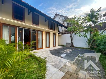 Garden View 2 Bedroom Villa in Central Sanur with Access to Pool – For Yearly Rental