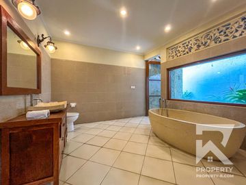 Garden View 2 Bedroom Villa in Central Sanur with Access to Pool – For Yearly Rental