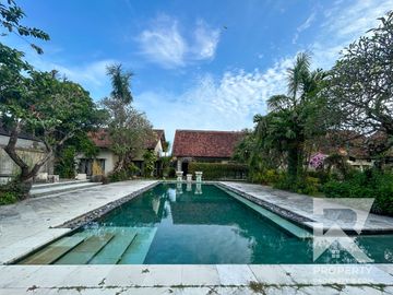 Garden View 2 Bedroom Villa in Central Sanur with Access to Pool – For Yearly Rental