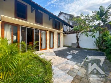 Garden View 2 Bedroom Villa in Central Sanur with Access to Pool – For Yearly Rental