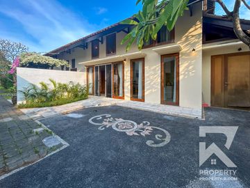 Garden View 2 Bedroom Villa in Central Sanur with Access to Pool – For Yearly Rental