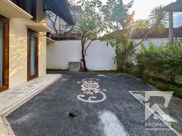 Garden View 2 Bedroom Villa in Central Sanur with Access to Pool – For Yearly Rental