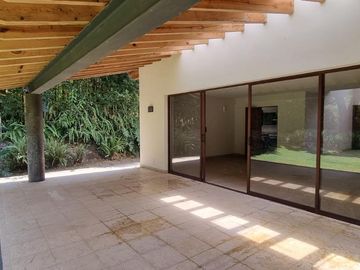 GRAN UBICACION DE ESTA CASA EN VENTA Y RENTA