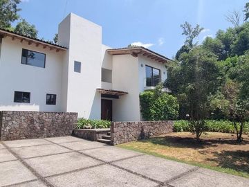 GRAN UBICACION DE ESTA CASA EN VENTA Y RENTA
