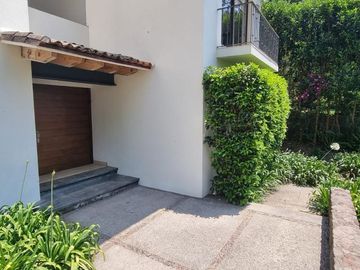 GRAN UBICACION DE ESTA CASA EN VENTA Y RENTA
