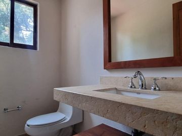 GRAN UBICACION DE ESTA CASA EN VENTA Y RENTA