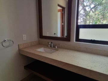 GRAN UBICACION DE ESTA CASA EN VENTA Y RENTA