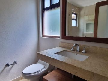 GRAN UBICACION DE ESTA CASA EN VENTA Y RENTA