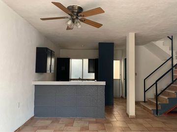 VENDO CASA AL PONIENTE DE LA CIUDAD