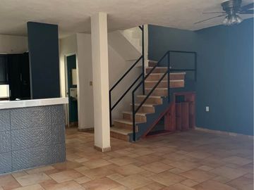 VENDO CASA AL PONIENTE DE LA CIUDAD