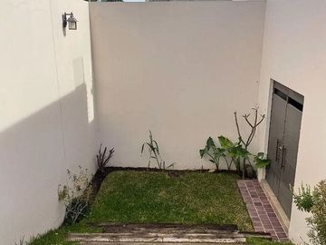 VENTA DE CASA GRANDE EN PORTA FONTANA, COL. LEON DE LOS ALDAMA, GUANAJUATO